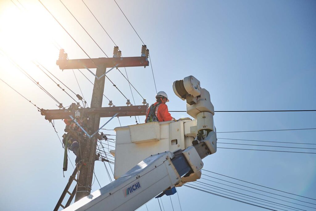 Northpower crews working on power lines